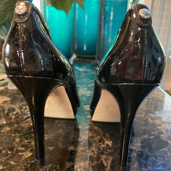 Black patent Michael Kors pumps - Picture 3 of 7